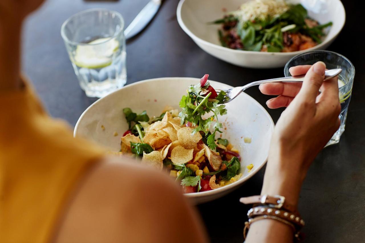 Hyatt Place Jaipur Malviya Nagar 外观 照片 A woman eating a salad