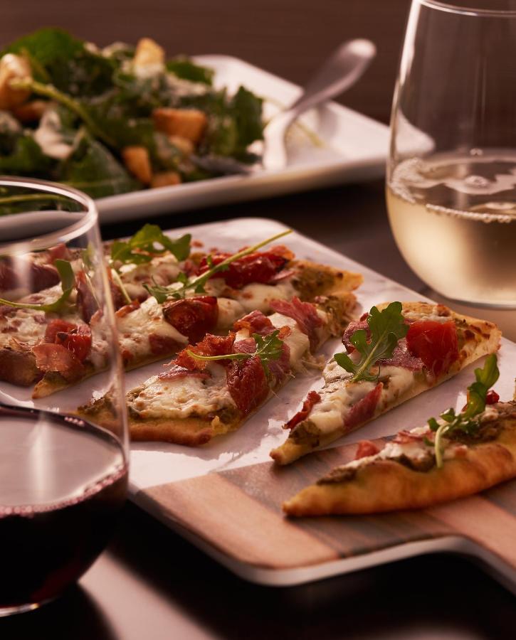 Hyatt Place Jaipur Malviya Nagar 外观 照片 A flatbread with prosciutto and mozzarella